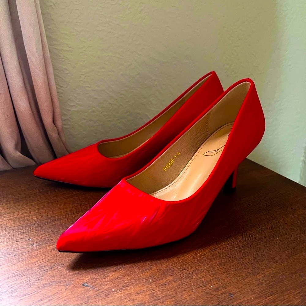 Red Pointed Toe Kitten Heels w/Leaf Design